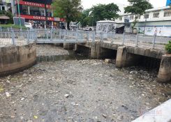 Cá chết, rác thải nổi đặc quánh kênh Nhiêu Lộc-Thị Nghè, hôi thối nồng nặc