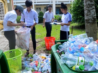 CÓ NGÔI TRƯỜNG BIẾN RÁC THÀNH … HỌC BỔNG