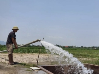 Mạch nước nóng trời cho, người dân Yên Thuỷ múc lên uống không cần đun